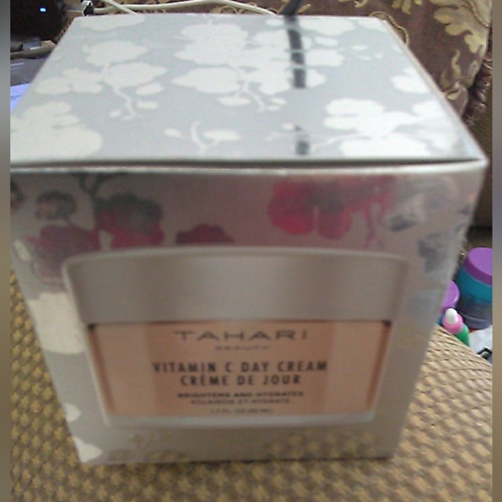 BNIB TAHARI Vitamin C Day CREME DE JOUR 1.7 FL.OZ. HYDRATE/DK SPOTS/JOJOBA - Picture 2 of 3